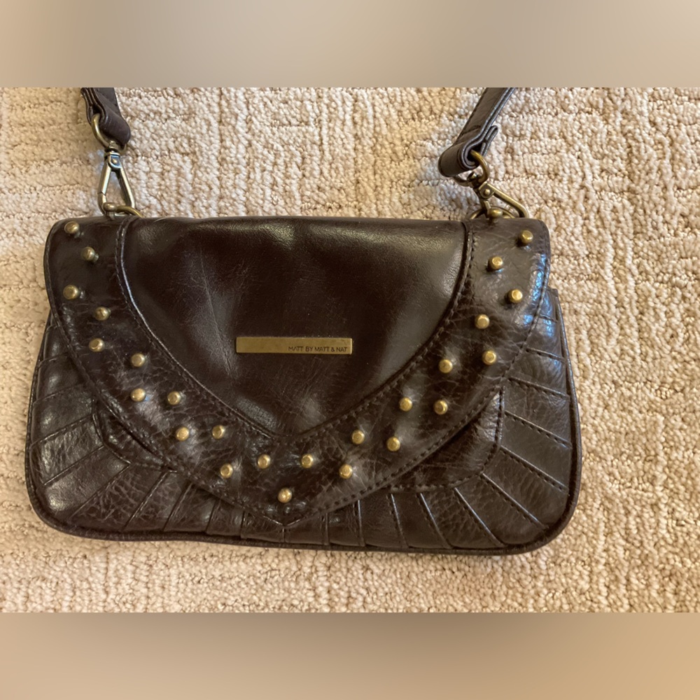 🤎⚡️ Matt & Nat Studded Brown Vegan Leather Crossbody Bag Purse Adj Strap EUC - Picture 2 of 11
